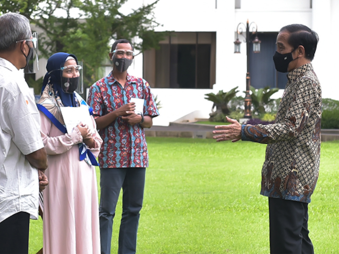 Presiden Jokowi saat berbincang dengan pelaku UMK di Istana Negara