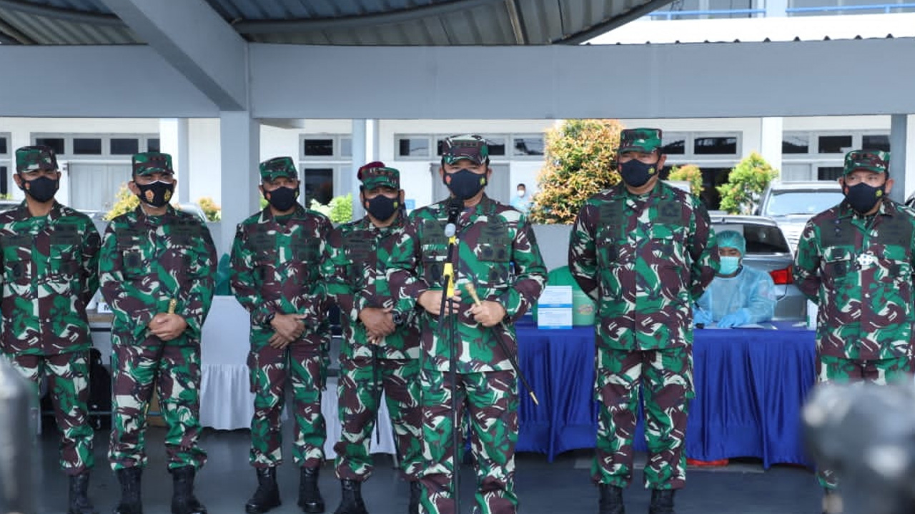 Panglima TNI saat meninjau serbuan vaksinasi bagi prajurit TNI