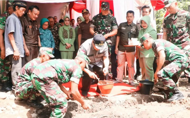 Pj Bupati Muara Enim Bersama Danrem 044 Garuda Dempo Letakkan Batu Pertama Pembangunan RTLH