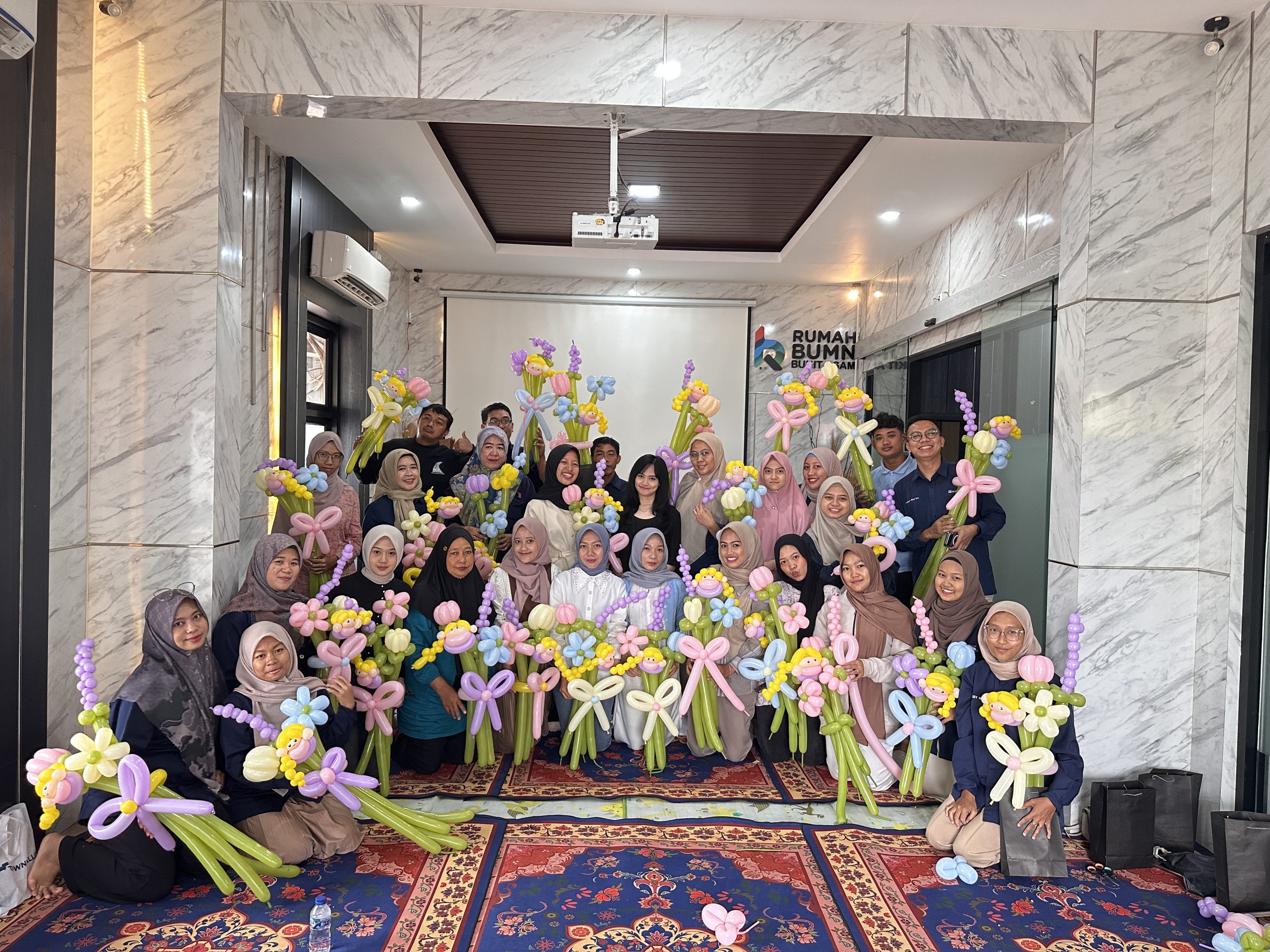 Kelas Kreasi PTBA Bunga Balon yang Menawan